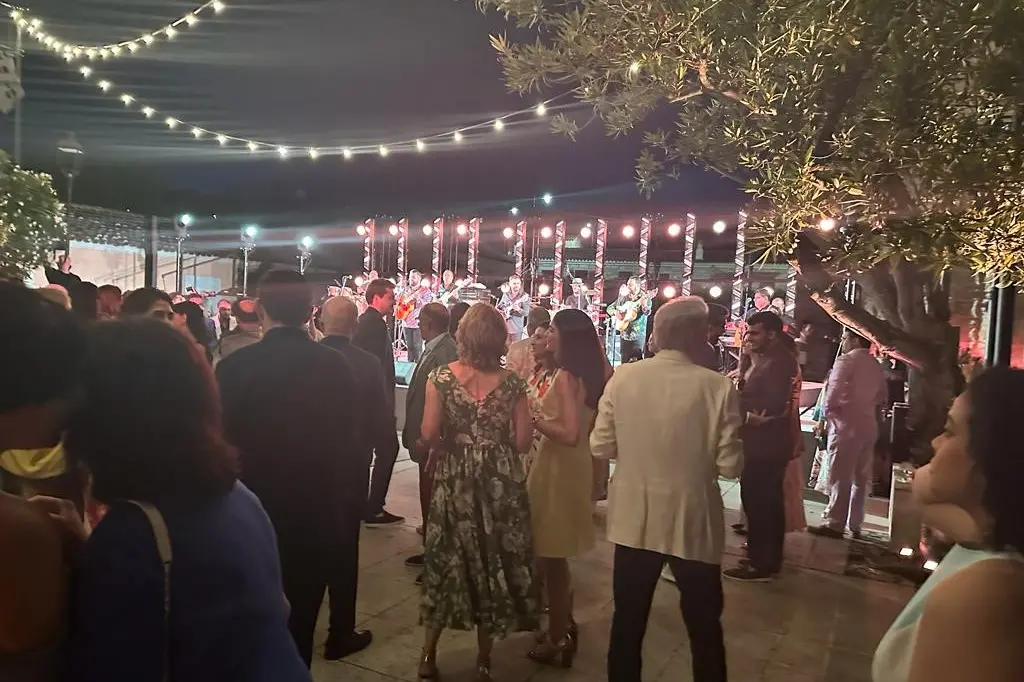 Una festa privata nella piazza di San Pantaleo (Foto L'Unione Sarda)