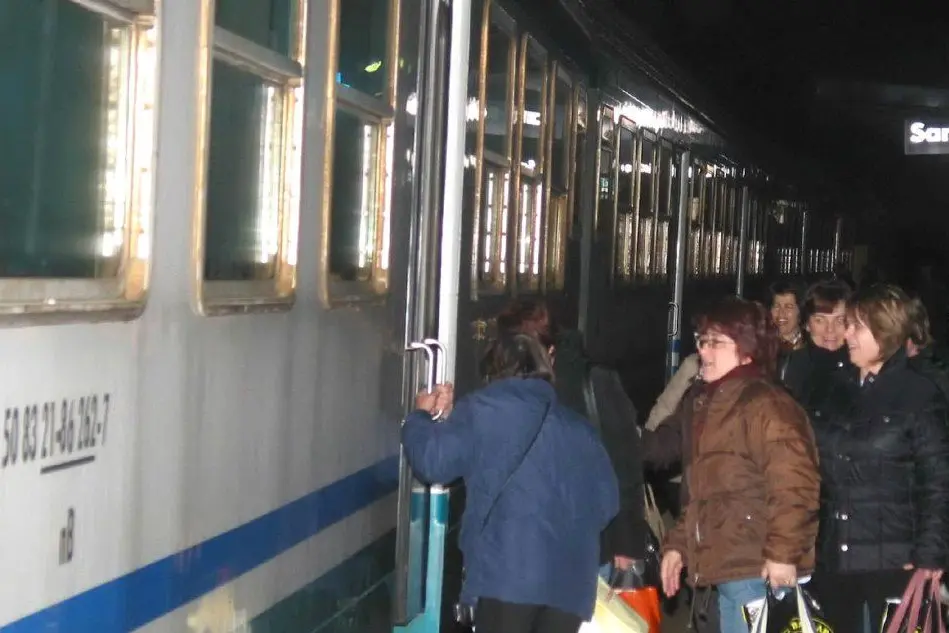 Passeggeri salgono su un treno - foto d'archivio