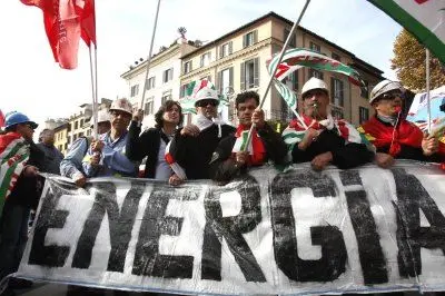 I lavoratori dell'Alcoa in piazza Barberini il 26 novembre scorso