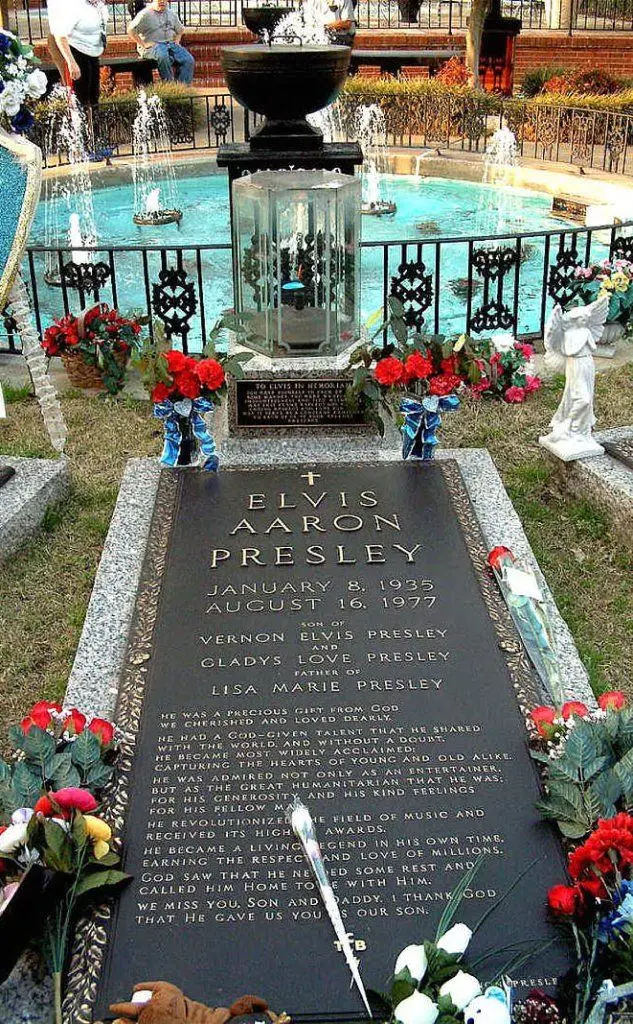 La tomba dell'artista nella dimora di Graceland a Memphis (foto Wikipedia)