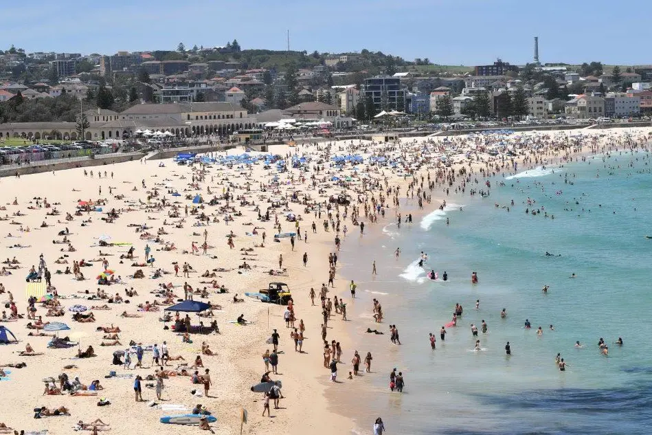 Spiagge affollate a Sidney (Ansa)