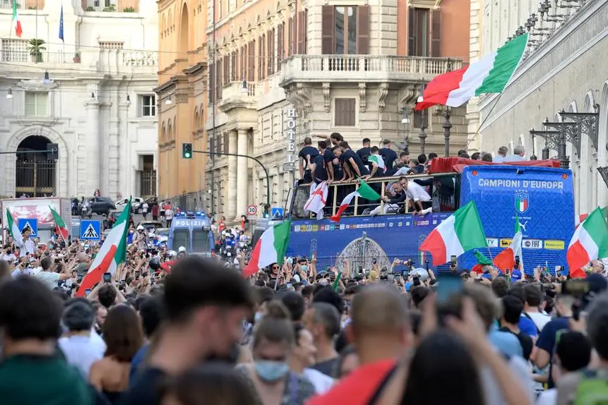 La festa degli azzurri sull'autobus scoperto (foto Ansa)
