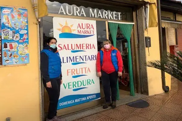Le due ragazze che lavorano al market (L'Unione Sarda - Pinna)