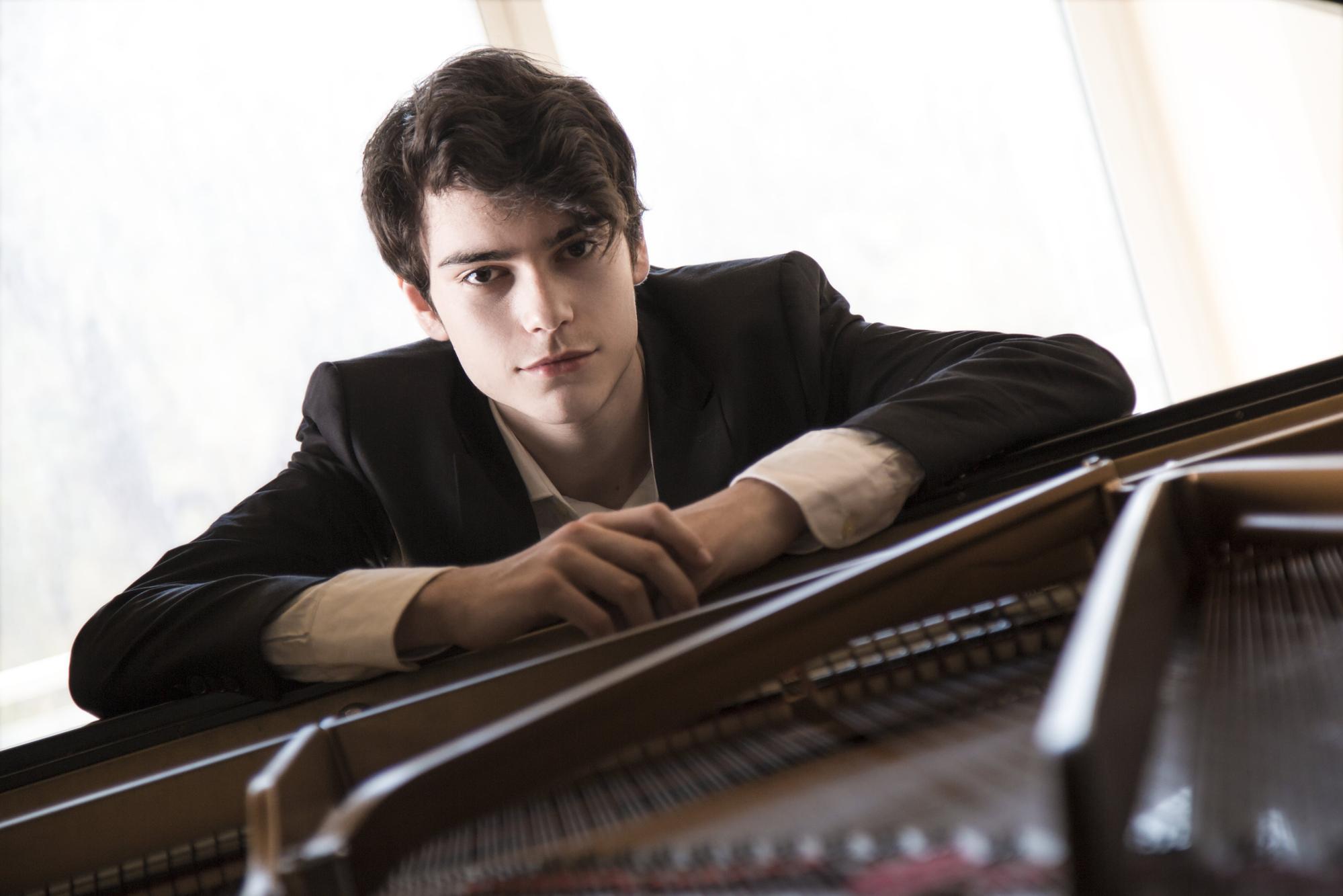 Il pianista israeliano Tom Borrow (foto @Teatro Lirico)