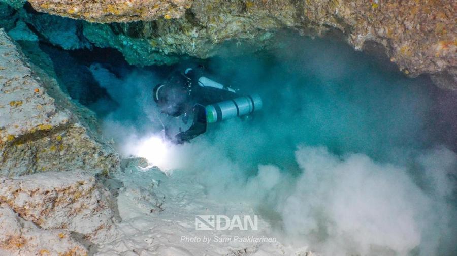 Tragedia alle Maldive, le prime foto della grotta: «Luce all’ingresso, ma la visibilità si riduce rapidamente»