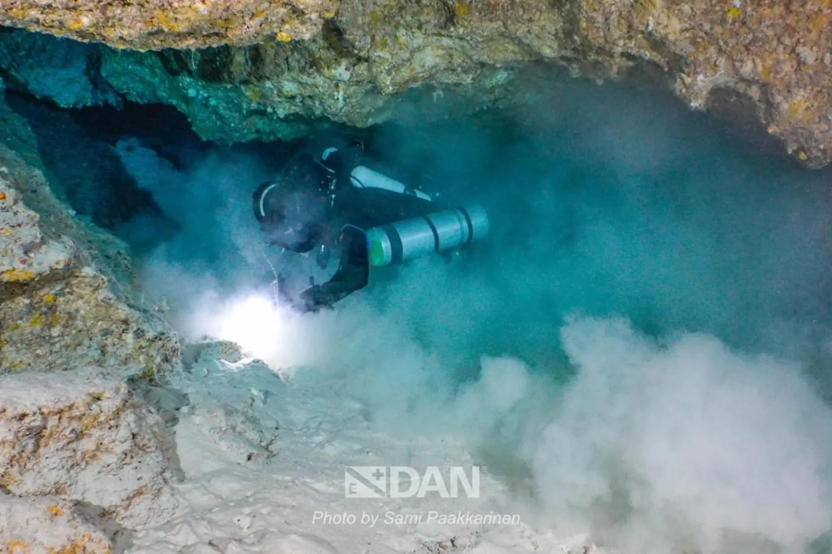 In una immagine pubblicat sul profilo Facbeboo di Dan Europe, le prime foto della grotta all'interno di una grotta nell'atollo di Vaavu nelle Maldive nella quale Sami Paakkarinen, Jenni Westerlund, Patrik Grönqvist, i tre sommozzatori finlandesi di Dan Europe, hanno svolto la missione per il recupero dei quattro corpi dei subacquei italiani, 22 maggio 2026. +++ ATTENZIONE: L'ANSA NON POSSIEDE I DIRITTI DI QUESTA FOTO CHE NON PUO' ESSERE PUBBLICATA SENZA L'AUTORIZZAZIONE DELLA FONTE DI ORIGINE CUI SI RINVIA +++ NPK +++