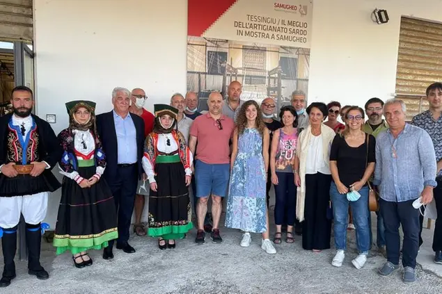 I partner del progetto: CNR di Sassari, Gal Lecco Brianza, Gal Val Seriana con il sindaco di Samugheo, Basilio Patta, il vicesindaco Luigi Todde, componenti della Pro loco in abiti tradizionali e Patrizia Maggia di Biella (foto circolo "Su Nuraghe)