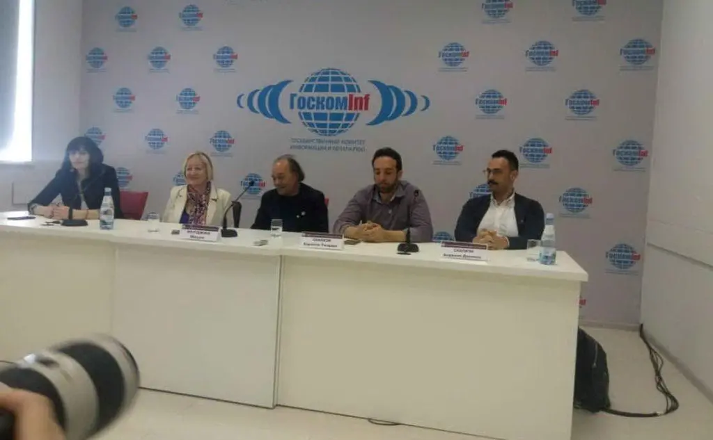 Mauro Murgia (al centro) a una conferenza stampa in Ossezia del sud (foto Facebook)