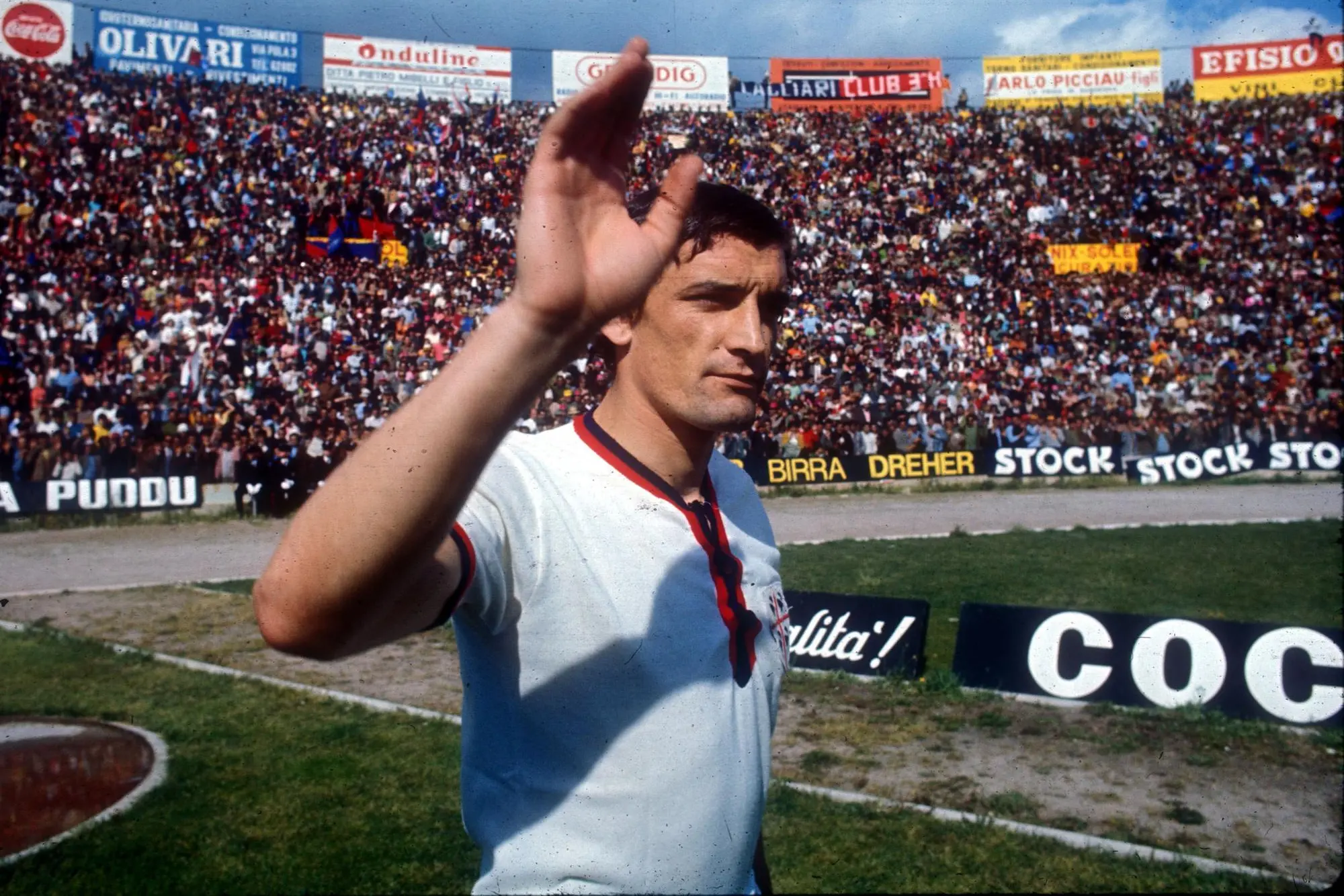 Gigi Riva con la maglia del Cagliari (foto Ansa)