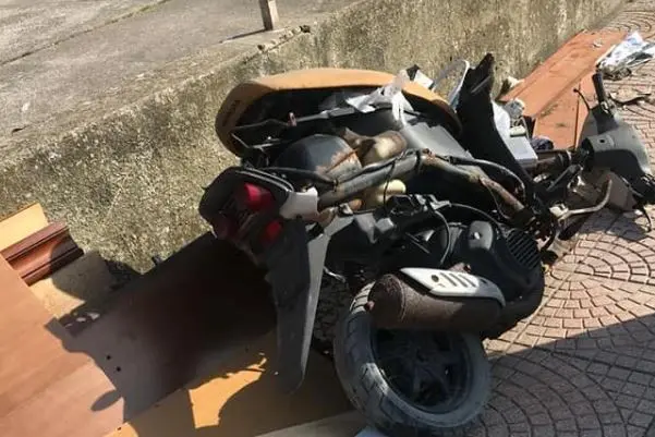 La moto e il materiale abbandonato in piazzale Lazio (foto Pala)