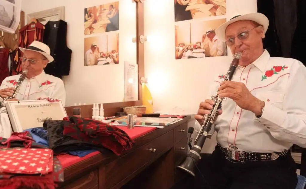 Nel suo camerino si prepara per lo show al Teatro Sistina, a Roma