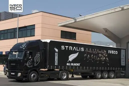 Un camion Stralis con la livrea All Blacks