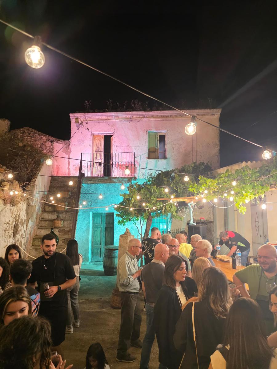 Il vino degli dèi incontra la Barbagia: a Oliena torna “Nepentes”