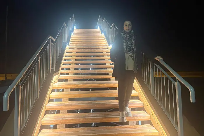 La sindaca sul ponte pedonale di Castelsardo (foto concessa)