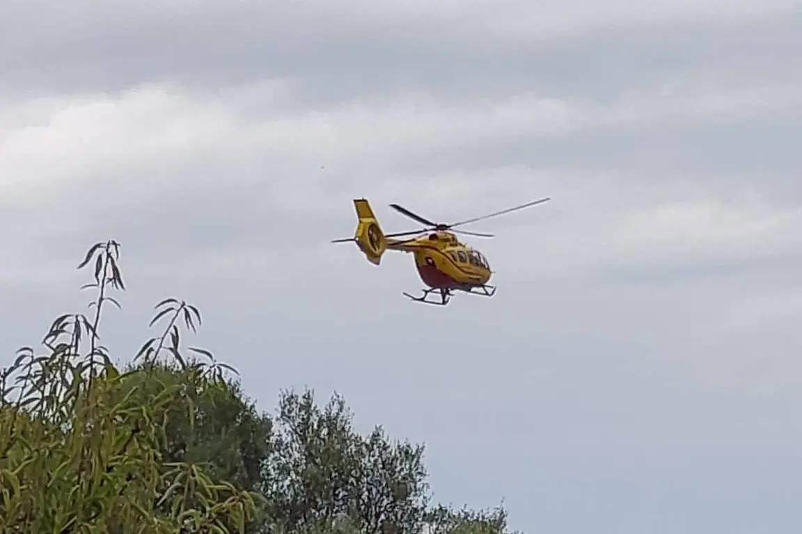 Вертолет-спасатель в полете (Архив Unione Sarda)