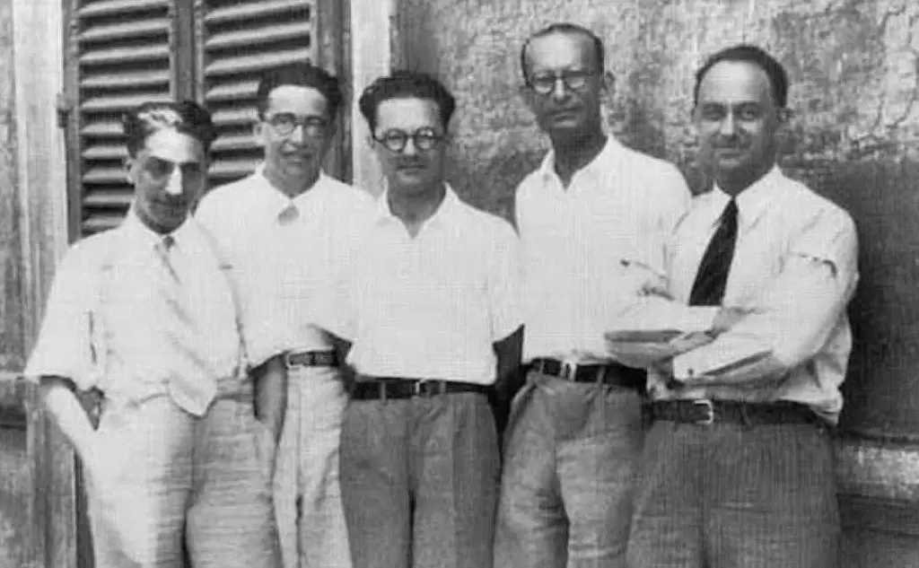 Il gruppo di colleghi di Majorana a via Panisperna: da sinistra D'Agostino, Segré, Amaldi, Rasetti ed Enrico Fermi