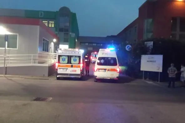Fila di ambulanze con pazienti Covid al pronto soccorso dell'Aou di Cagliari
