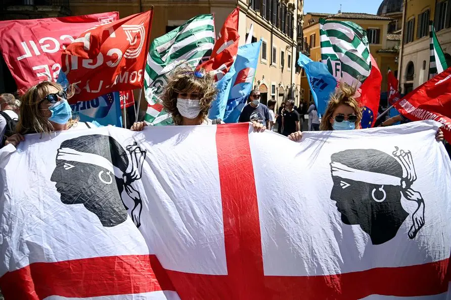 Una manifestazione a Roma dei lavoratori Air Italy (Ansa)