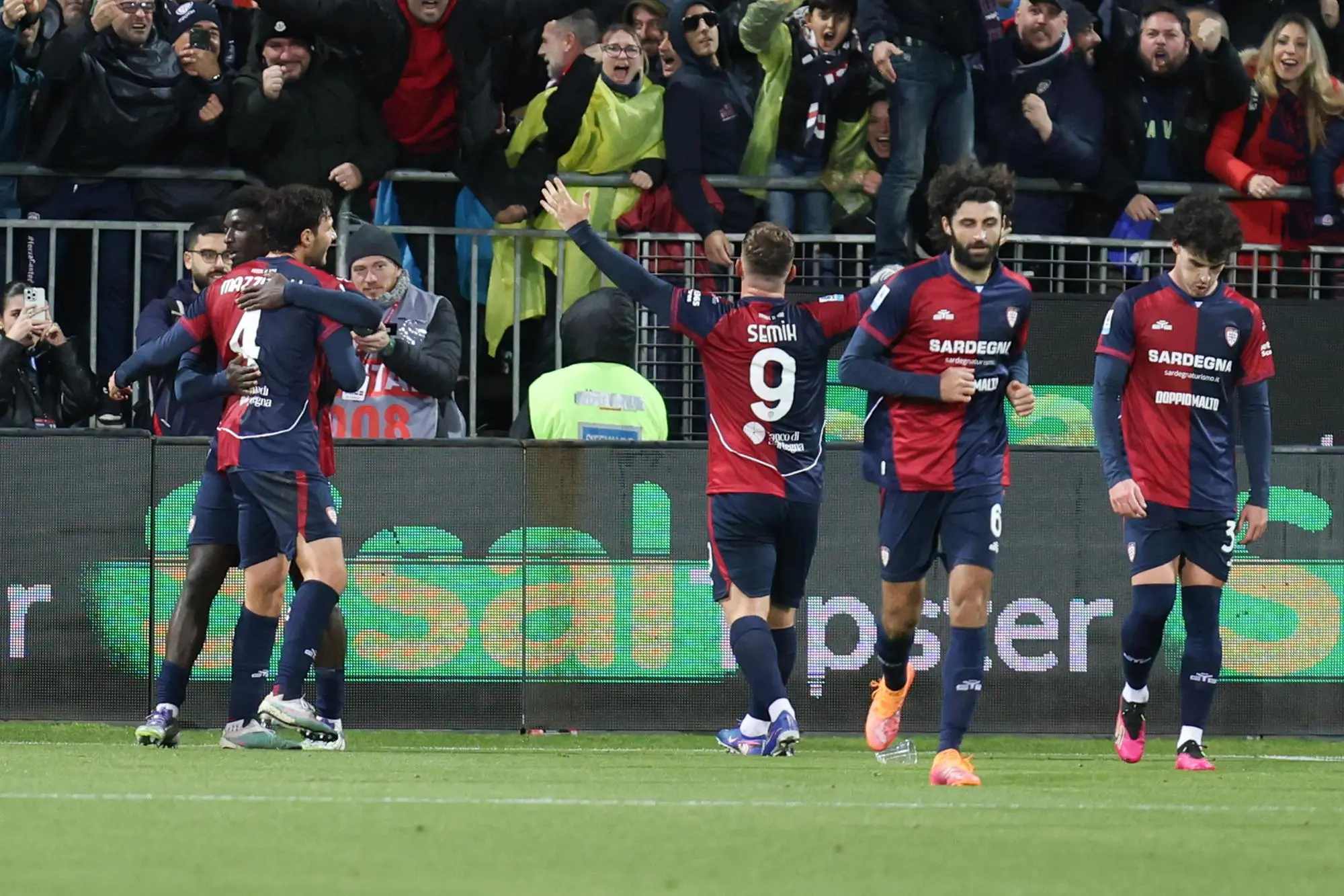 L'esultanza del Cagliari nell'ultima vittoria in Serie A, il 31 gennaio col Verona (foto Ansa)