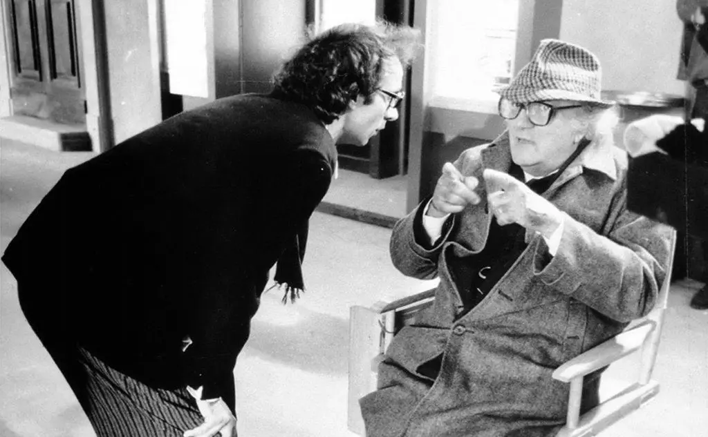 Il regista Federico Fellini con Roberto Benigni sul set de &quot;La voce della luna&quot;