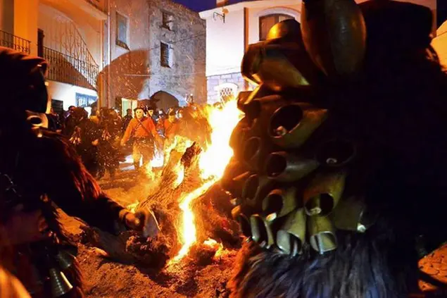 Fuochi di Sant'Antonio a Mamoiada (foto via Ansa @BiancaGregu)