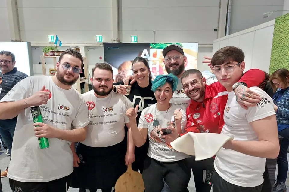 Emiliana Scarpa (quarta da sinistra) all'European Pizza Championship di Amburgo (foto Lapenna)
