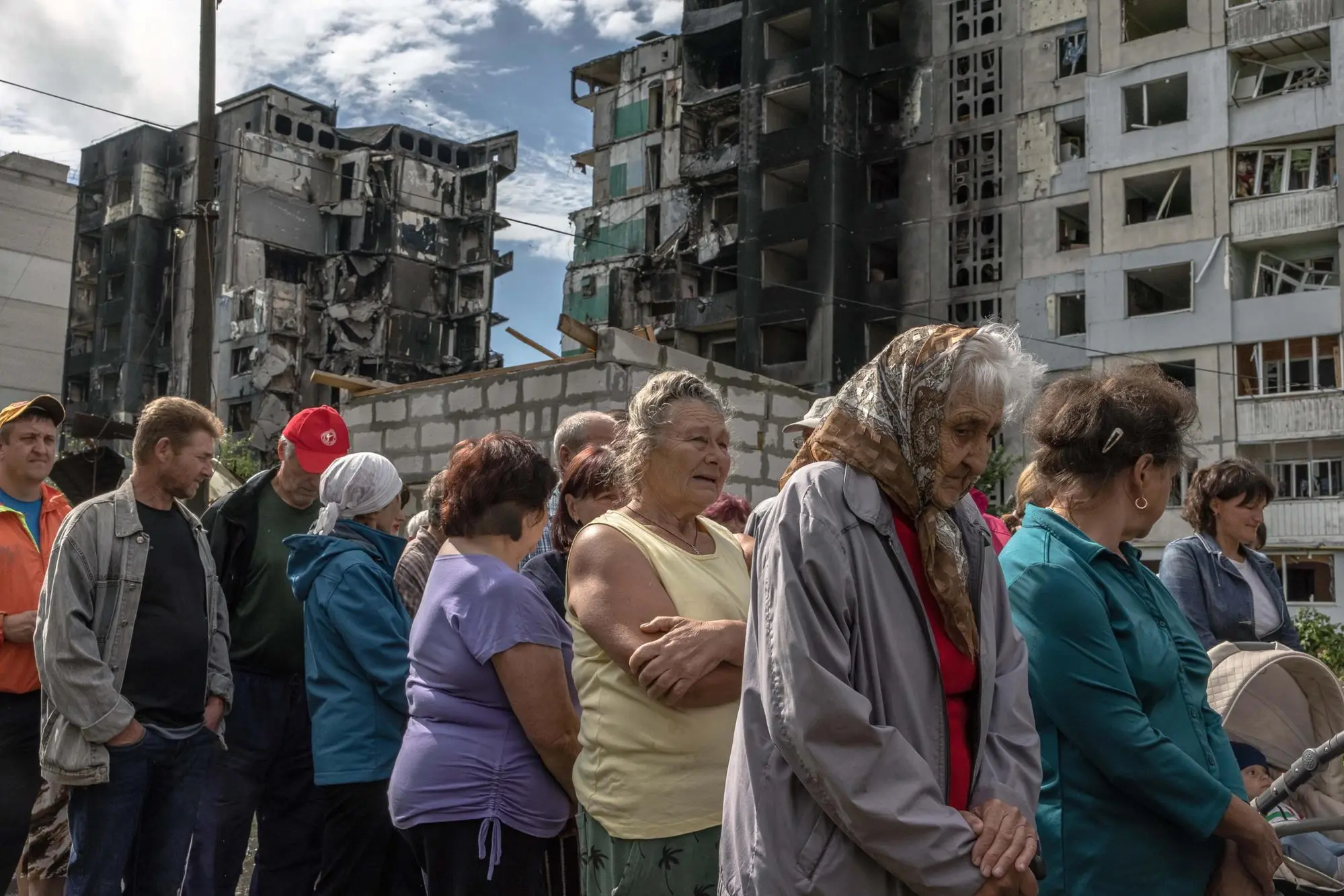 Cittadini in fila a Borodyanka in attesa degli aiuti umanitari (Ansa - Epa)