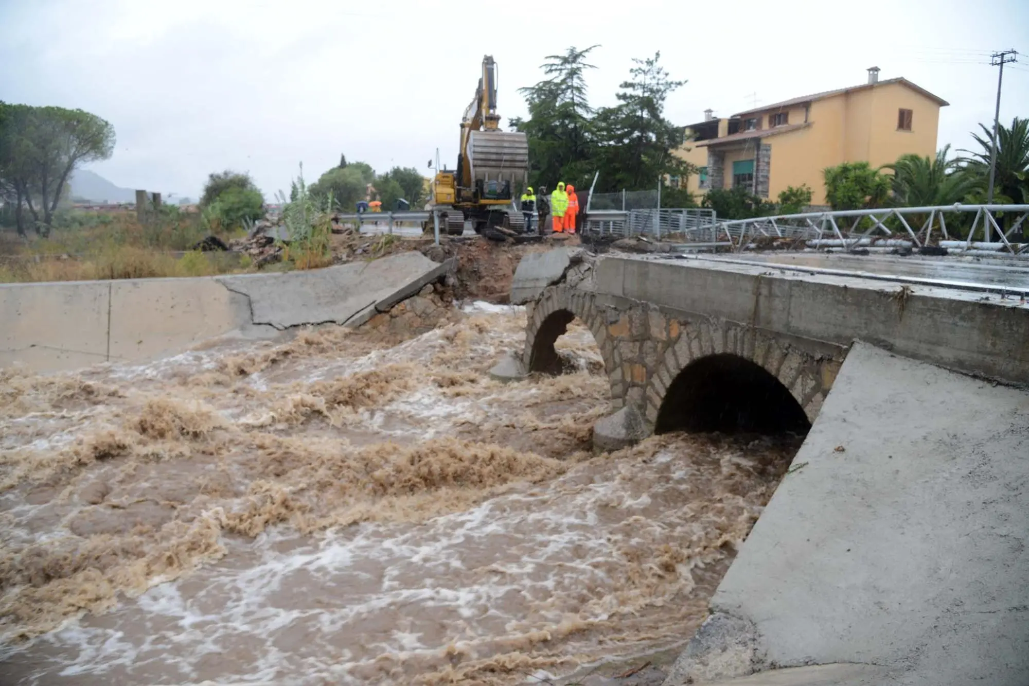 La demolizione del ponte sopra il rio Siligheddu in via Vittorio Veneto (Archivio L'Unione Sarda)