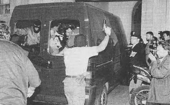 Brusca all'interno del furgone blindato dopo l'arresto