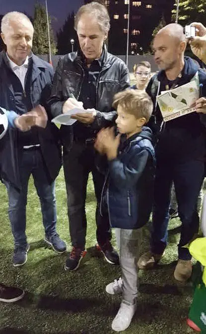 Franco Baresi firma autografi prima del match (foto Milano Calcio City)