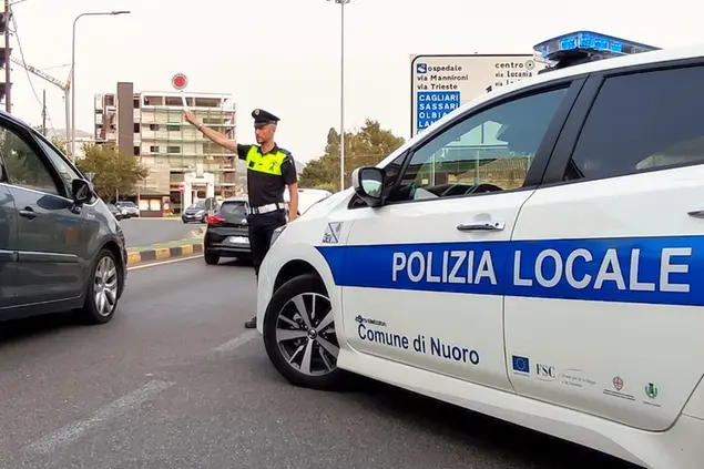 Una pattuglia della polizia locale a Nuoro (foto Ledda)