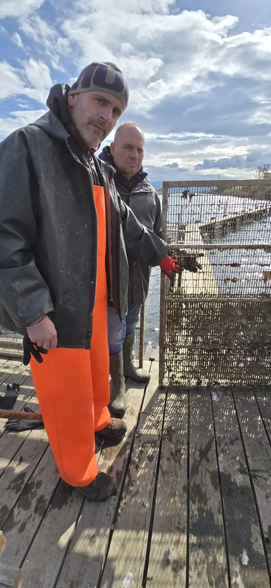 I pescatori che mostrano le griglie (foto Sara Pinna)