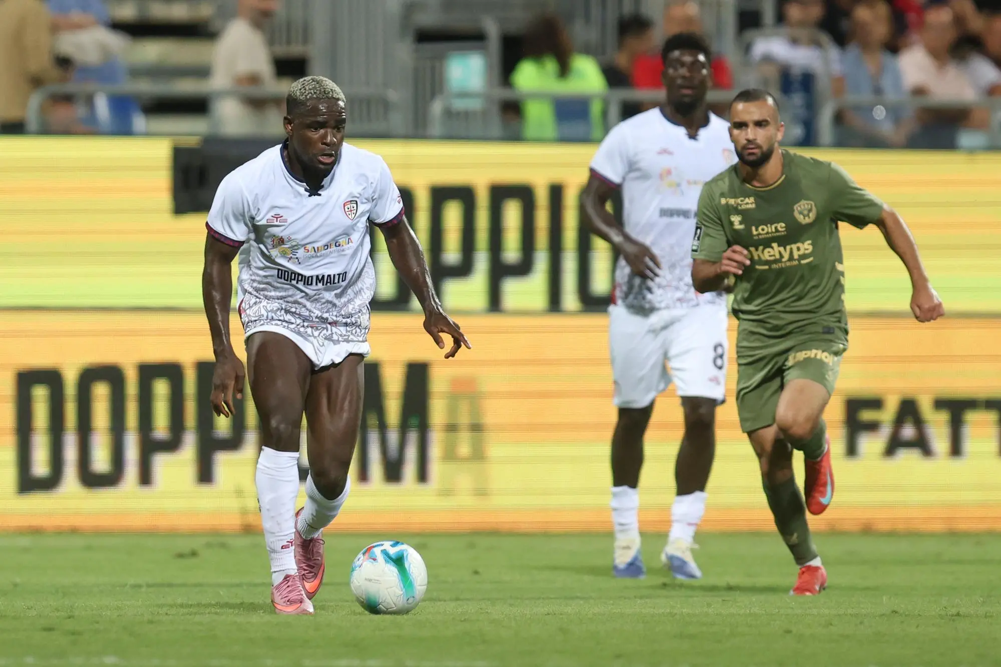 Zito Luvumbo nell'amichevole tra Cagliari e Saint-Étienne (foto Fabio Murru)