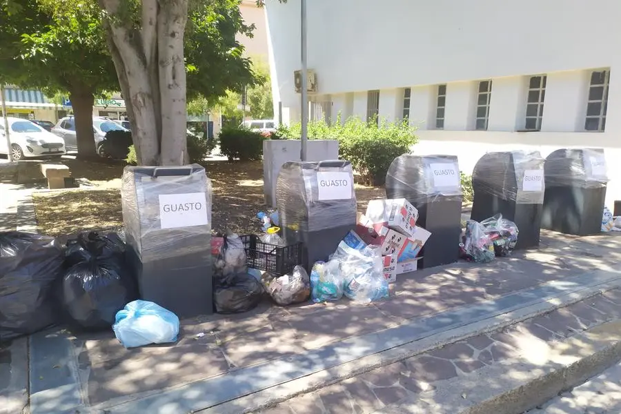 Guasta l'isola ecologica di piazza Matteotti a Carbonia, foto Giuliano Usai