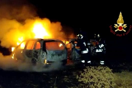 Incendio a Cagliari dietro la Motorizzazione Civile (foto vigili del fuoco)