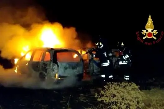Incendio a Cagliari dietro la Motorizzazione Civile (foto vigili del fuoco)