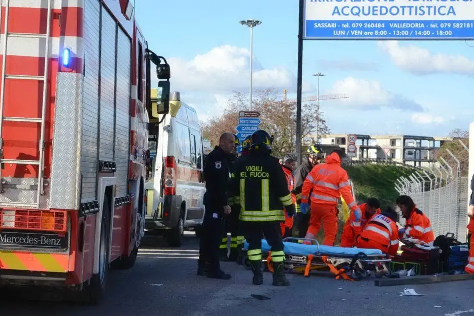 I soccorritori intervenuti dopo l'incidente a Sassari