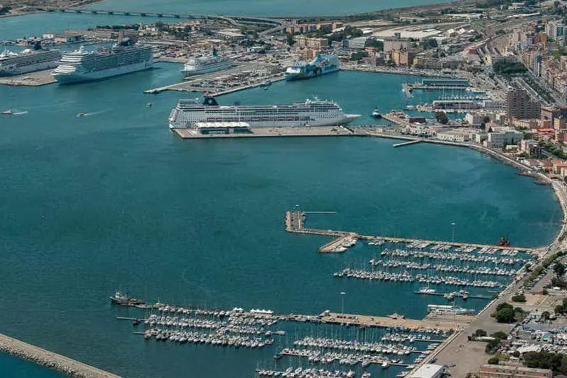 Il porto di Cagliari (archivio L'Unione Sarda)