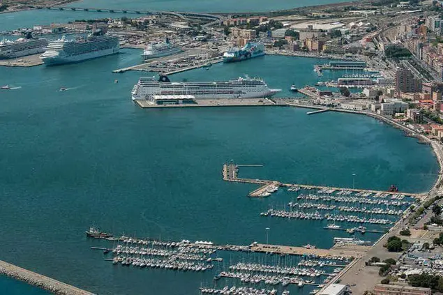 Il porto di Cagliari (archivio L'Unione Sarda)