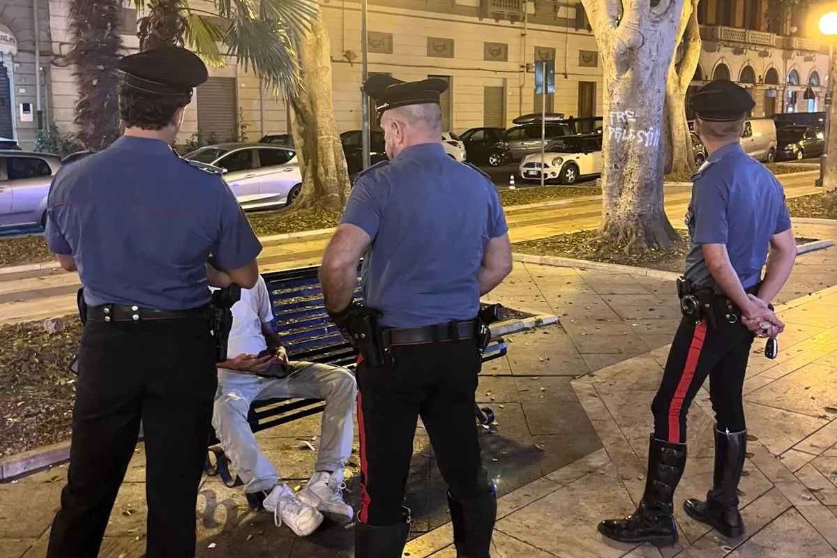 Controlli in piazza del Carmine a Cagliari (foto Cc)