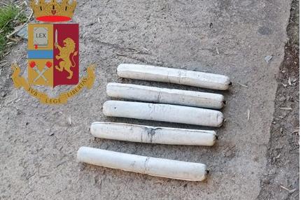 Esplosivo, detonatore e munizioni nascosti in una serra nelle campagne di Assemini