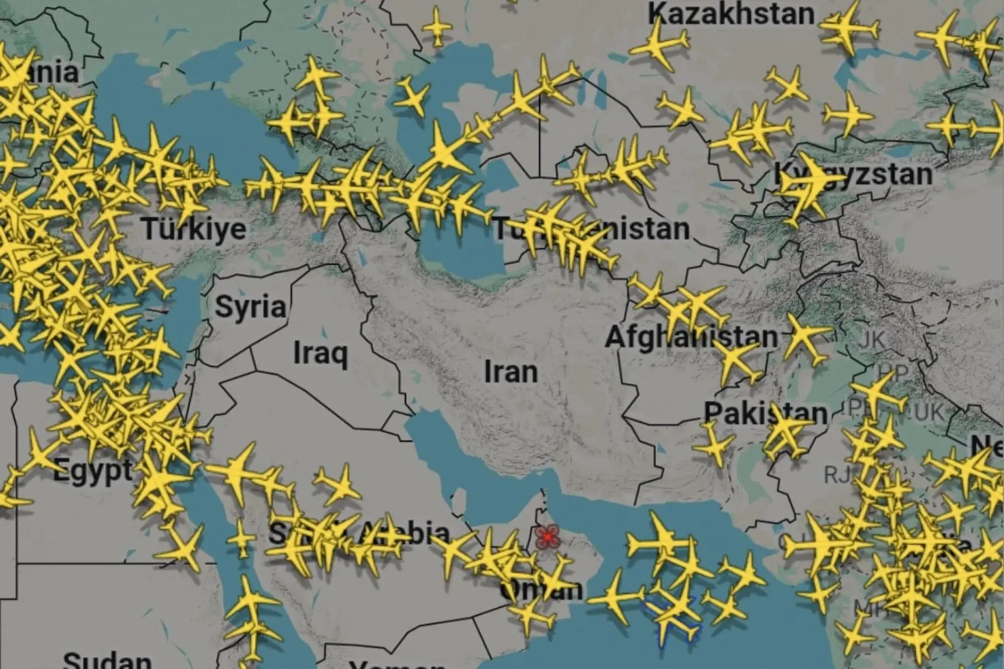 Le rotte aeree deviate per evitare di sorvolare il quadrante del Medioriente (foto Ansa/Flightradar)