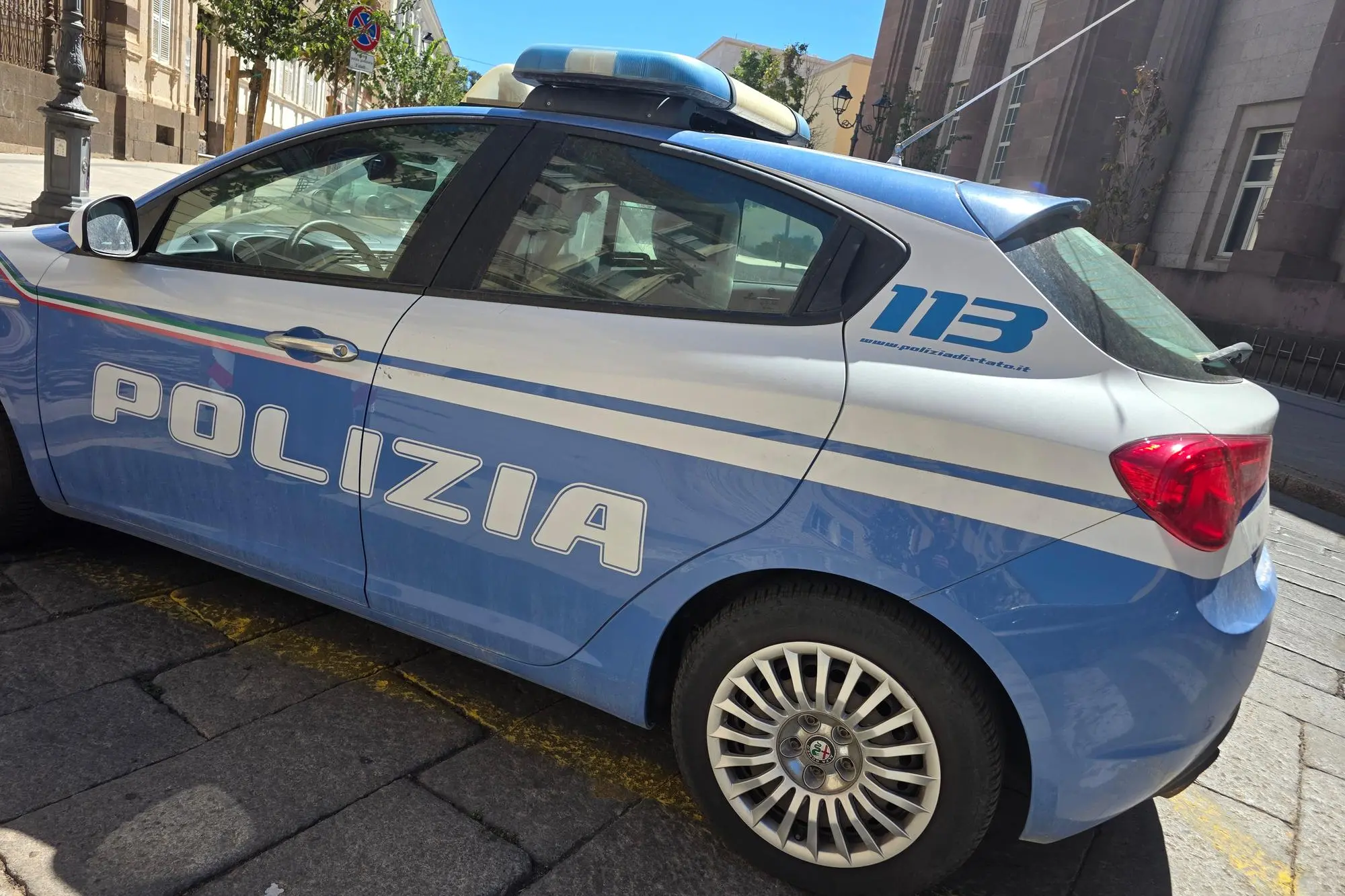 Polizia di Stato davanti al tribunale