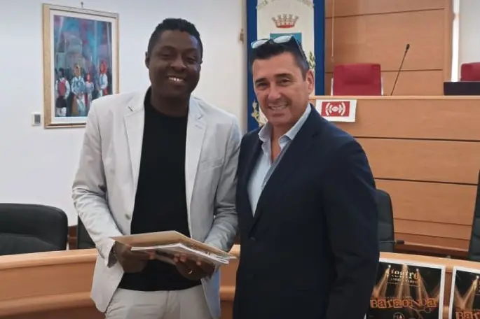Yoel Orlando Toca Torriente con il sindaco (foto Pala)
