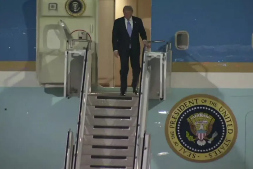Trump è arrivato in Cina, accolto dal vicepresidente cinese Ha Zheng