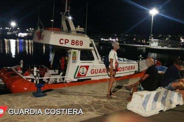 Barca si incaglia in una secca a Calasetta, salvati quattro diportisti