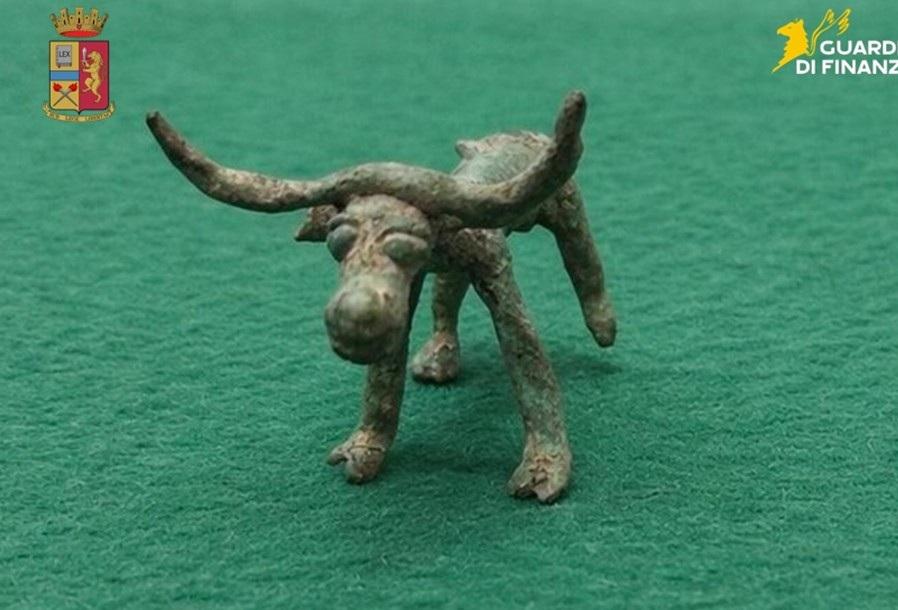 Un bronzetto a casa dell’ex sindaco