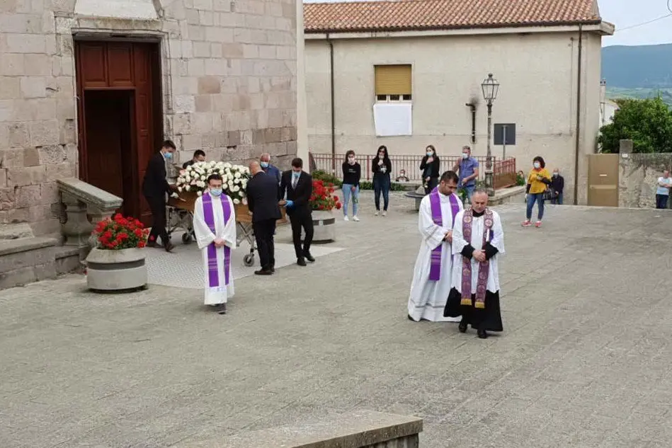 Il funerale in parrocchia (L'Unione Sarda)