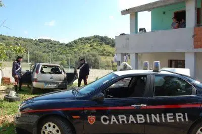 I carabinieri davanti alla casa dove si è rifugiata la donna