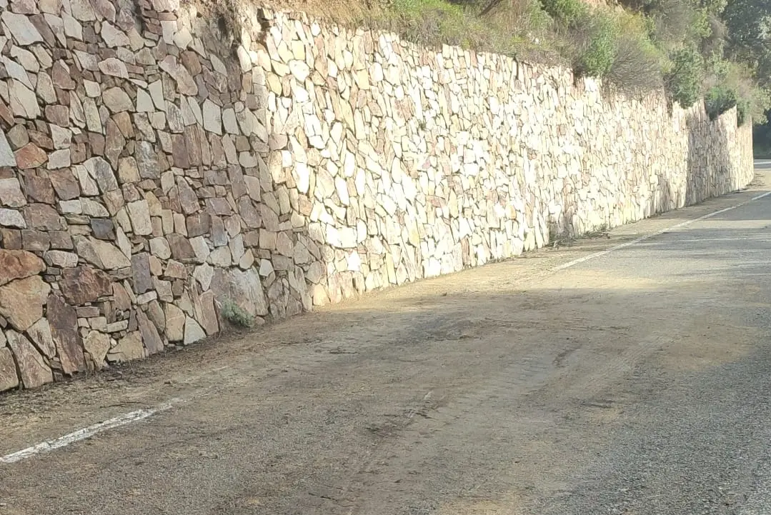 La strada ripulita dai detriti e riaperta al traffico (foto Ledda)